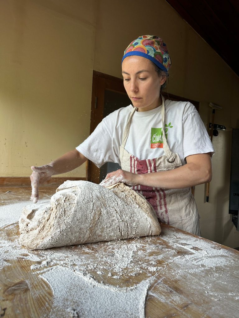 Emma travaille le pain